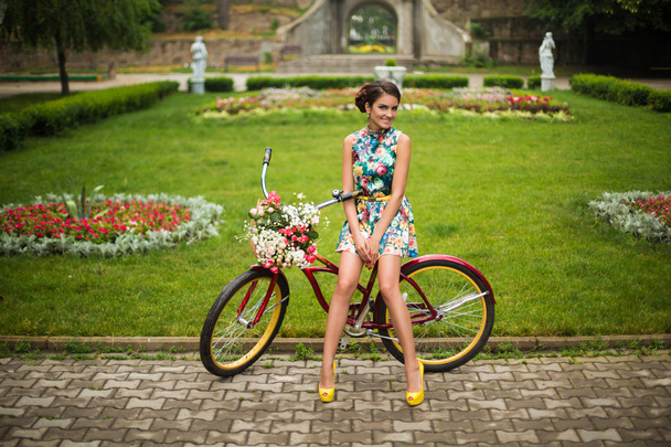 Frau mit Fahrrad - Foto, Bild