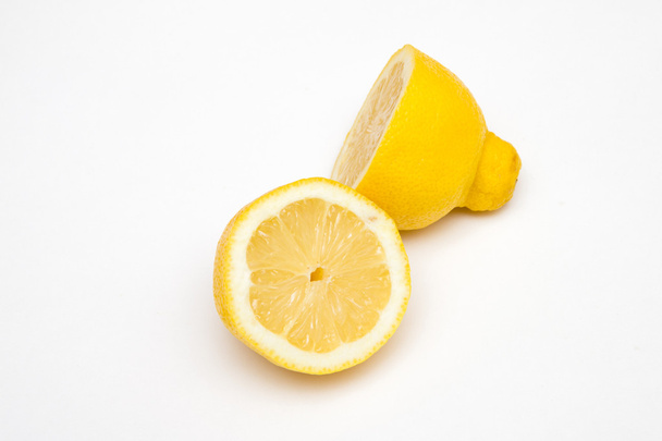 iki yarım limon meyve üzerinde beyaz izole - Fotoğraf, Görsel
