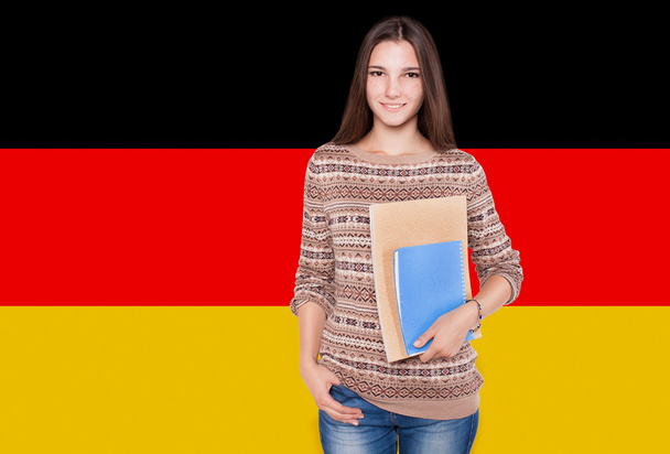 Mladá studentka na pozadí s německou státní vlajka - Fotografie, Obrázek