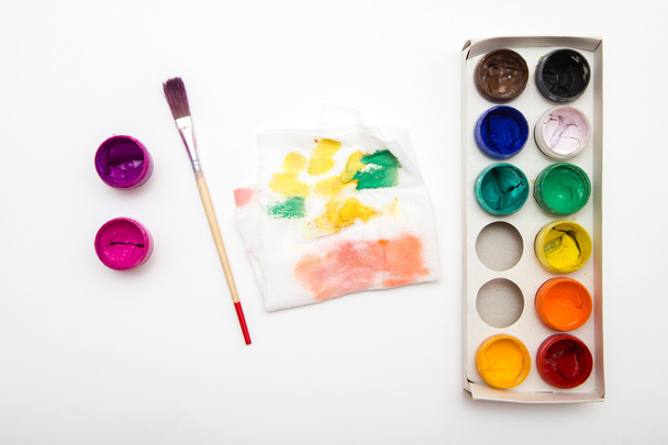 Açık paintbox guaş renklerle fırça ve palet - Fotoğraf, Görsel