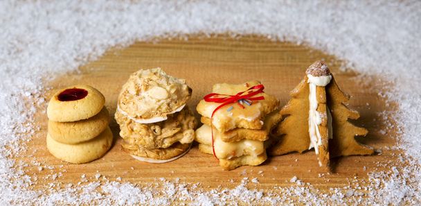 Biscuits de Noël isolés sur fond bois et neige
. - Photo, image