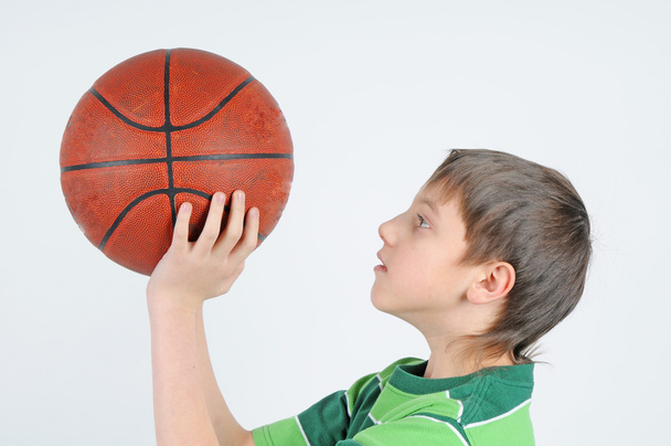 bir çocuk bir basketbol atar - Fotoğraf, Görsel
