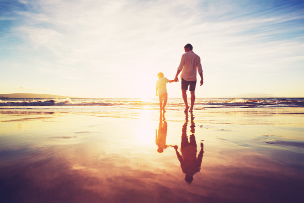 Father and Son Playing on the Beach - Foto, Bild
