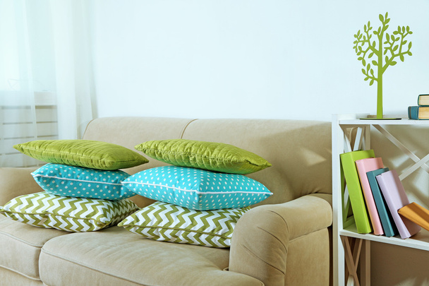 Travesseiros coloridos no sofá
 - Foto, Imagem