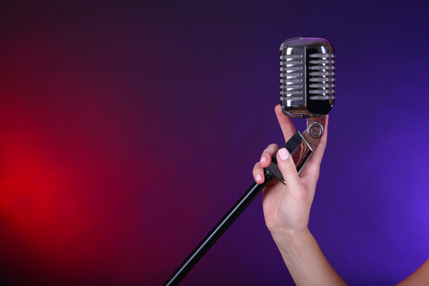 hand holding retro microphone - Foto, afbeelding