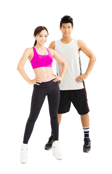 mladý fitness pár stojí dohromady izolovaných na bílém - Fotografie, Obrázek
