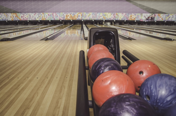 Close-up en vantage kijken, rode, blauwe en paarse kleur bowlingbal - Foto, afbeelding