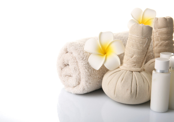Set spa con bolas de masaje, toalla, aceite aromático y flor de frangipani aislada en blanco
 - Foto, imagen