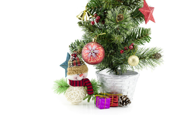 loseup a oříznutý obraz vánočního stromu s santa claus - Fotografie, Obrázek