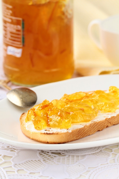апельсинове варення з тостами на тарілці
 - Фото, зображення