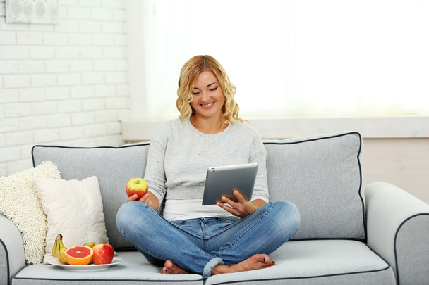 woman with fresh fruits and digital tablet - Φωτογραφία, εικόνα