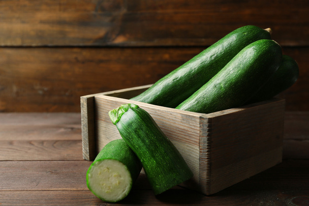 Fresh zucchini in box - Foto, Imagen