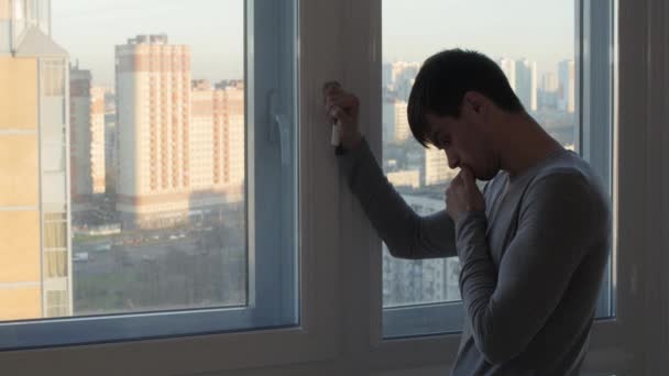 Homem preocupado de pé e chorando perto da janela
 - Filmagem, Vídeo
