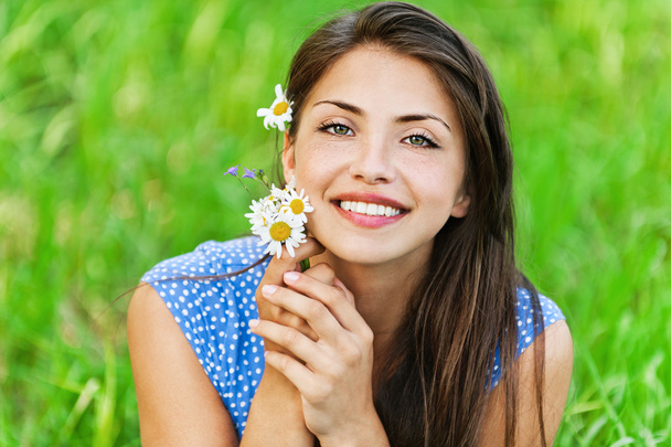 Portrait jolie jeune femme bouquet fleurs sauvages
 - Photo, image