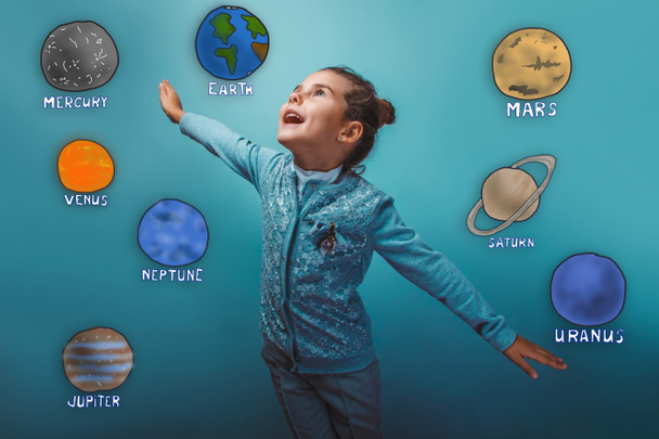 Дівчина-підліток показує щасливий політ планет у Сонячній системі як
 - Фото, зображення