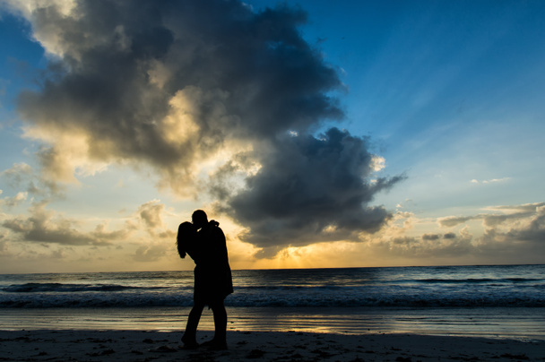 romantikus pár a naplemente - Fotó, kép
