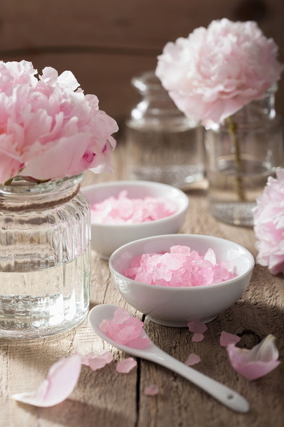 vaaleanpunainen kukka suolaa pioni kylpylä ja aromaterapia
 - Valokuva, kuva