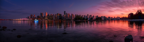 Piękną panoramę Vancouver i port z sielankowy zachód słońca blask, British Columbia, Kanada - Zdjęcie, obraz