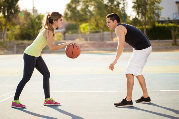 ζευγάρι παίζει μπάσκετ - Φωτογραφία, εικόνα