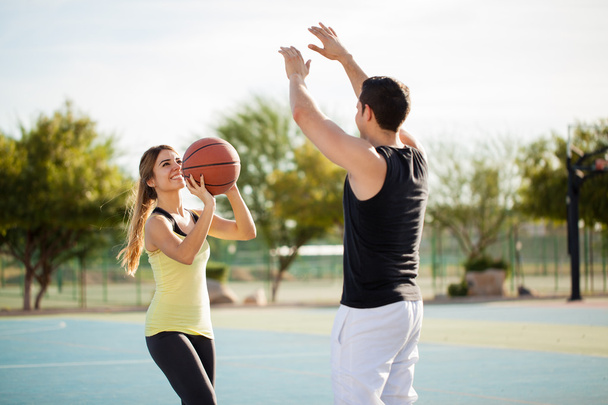 ζευγάρι παίζει μπάσκετ - Φωτογραφία, εικόνα