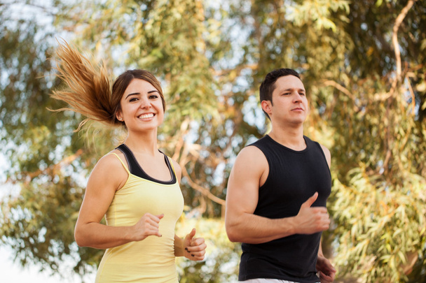 vrouw joggen met haar vriendje - Foto, afbeelding