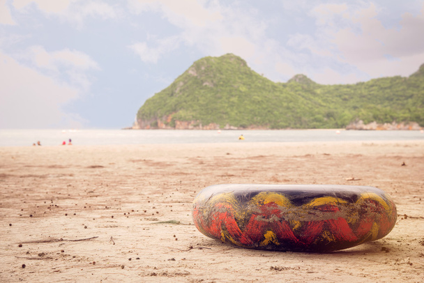 Кільцевий буй на пляжі влітку
 - Фото, зображення