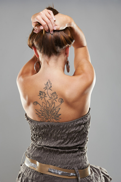 Портрет женщины-татуировки в студии
 - Фото, изображение