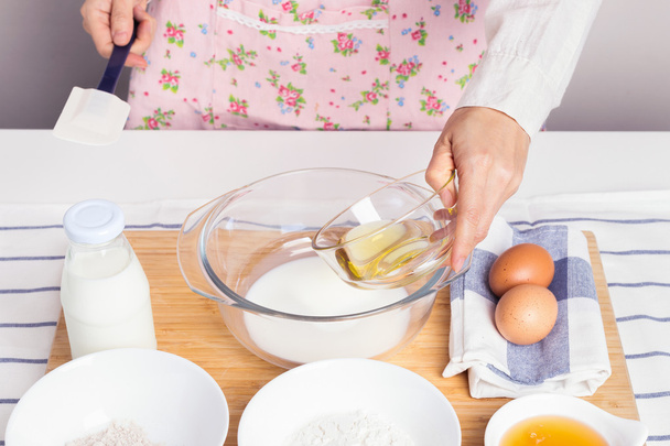 Женщина печет здоровый кекс с оливковым маслом
 - Фото, изображение