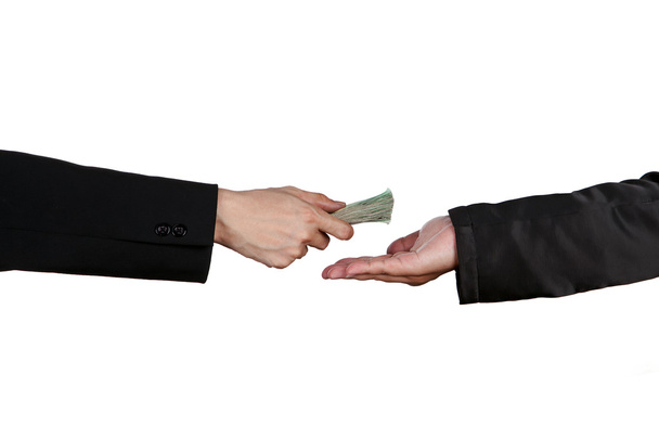 Крупним планом рука людини дає гроші іншій руці, ізольовані на
 - Фото, зображення