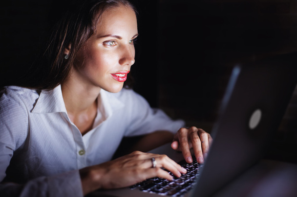 woman using computer - Foto, Bild