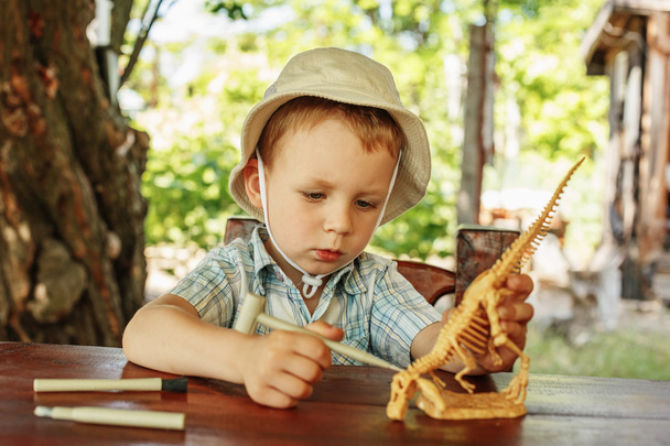 mały chłopiec chce zostać archeologiem - Zdjęcie, obraz