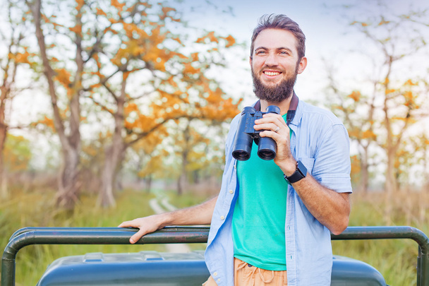 man traveling  with binoculars - Foto, afbeelding