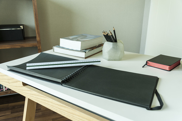 tavolo da lavoro con strumenti di misura, matita e libro in una casa
 - Foto, immagini