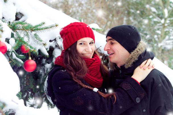 Молода пара сміється в зимовому лісі
 - Фото, зображення