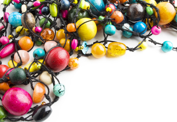 Collier de perles en bois coloré
 - Photo, image