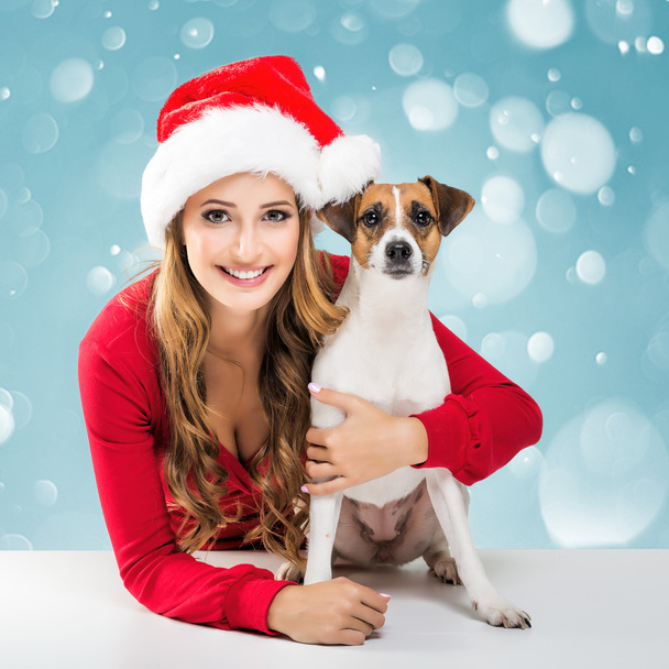 サンタ帽子保持犬の女性 - 写真・画像