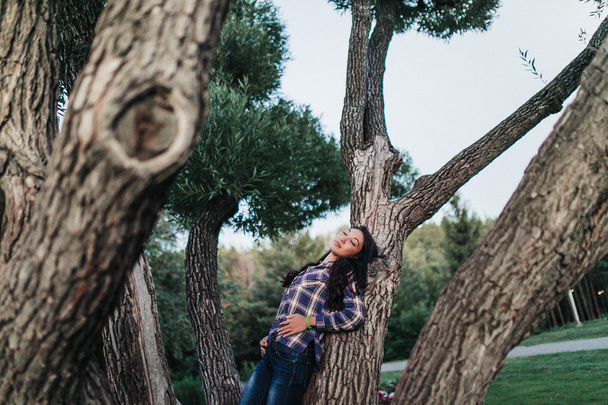 a menina mente e sonha em uma árvore
 - Foto, Imagem