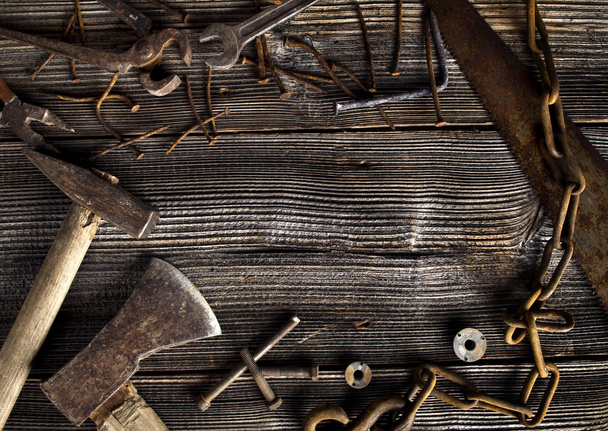 Σκουριασμένα εργαλεία στην παλαιά σανίδα σκούρο - Φωτογραφία, εικόνα