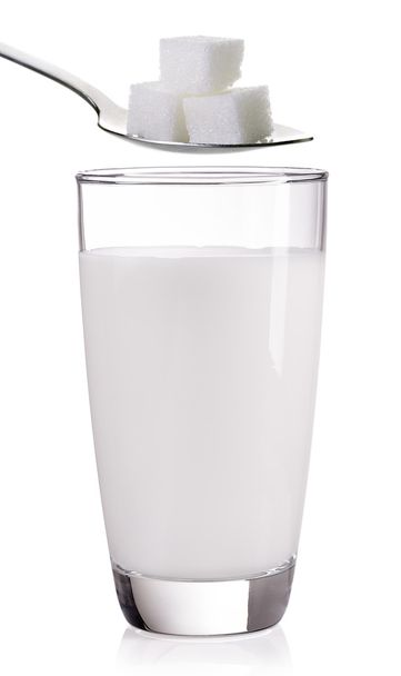 copo de leite com açúcar sobre um fundo branco
 - Foto, Imagem