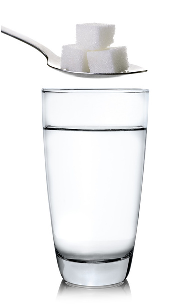 Üveg víz és cukor elszigetelt fehér background - Fotó, kép