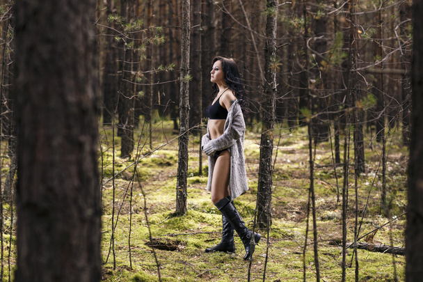 Mysterious woman in the forest - Φωτογραφία, εικόνα