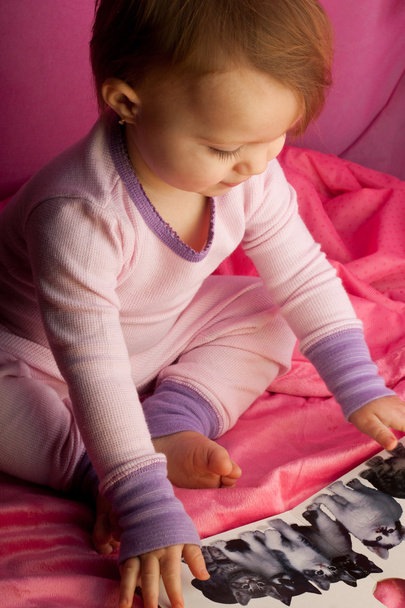 книгу читання дитини рожевий
 - Фото, зображення