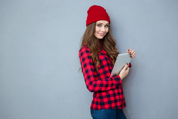 Hipster woman standing with tablet computer - Foto, Bild