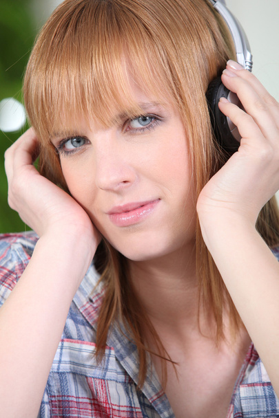 Redhead listening to music - Zdjęcie, obraz
