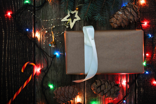 Zelfgemaakte presenteert met Kerstmis fir tree, snoep en kegel - Foto, afbeelding