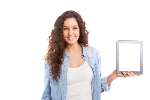 Женщина представляет ваш продукт в цифровом планшете
 - Фото, изображение