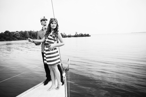 Пара позирует на яхте
 - Фото, изображение