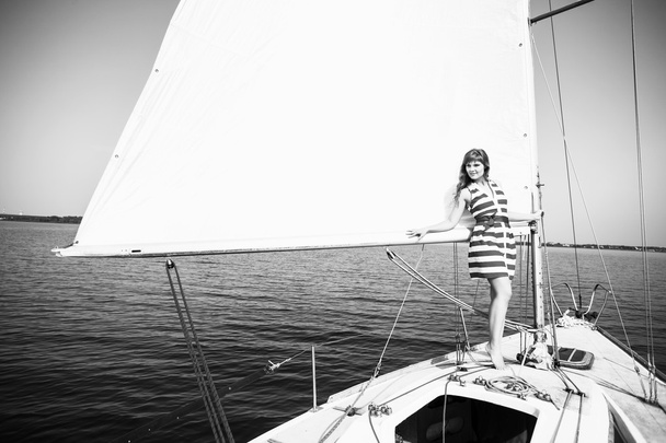 Женщина позирует на яхте
 - Фото, изображение