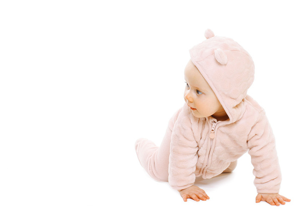 Bonito engraçado bebê rasteja em um fundo branco
 - Foto, Imagem