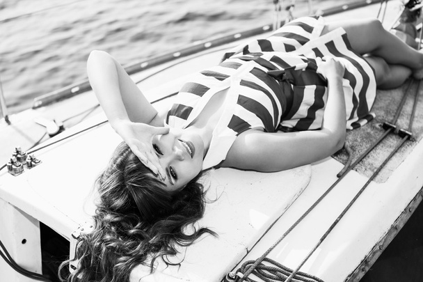 Nő pózol a yacht - Fotó, kép